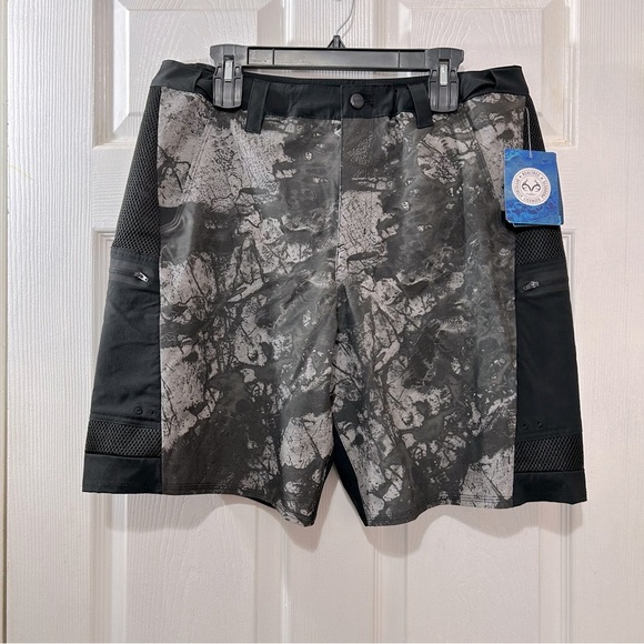 Magellan Outdoors Pro Angler Men's Shorts Realtree Black Camo Size Large - Picture 1 of 9